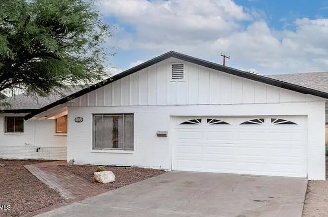 122 E Del Rio Dr — Photo 15