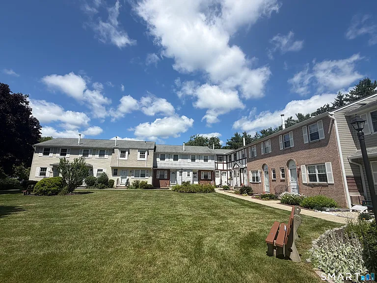 142 E Gate Ln #142 — Photo 2