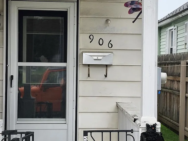 906 Johnson Ave — Photo 3