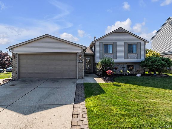 3rd image of 22672 Woodcreek Dr