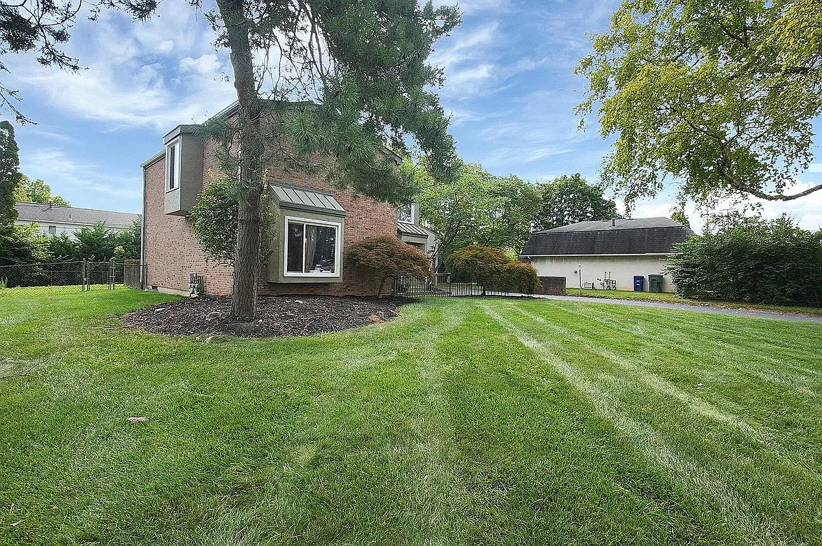 Building Photo - 4756-4758 Moreland Dr W