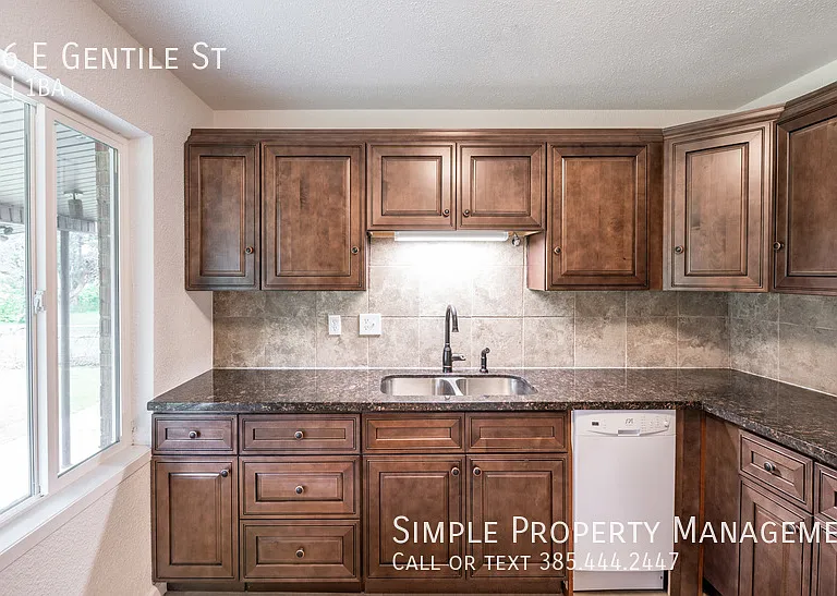 476 E Gentile St — Photo 8