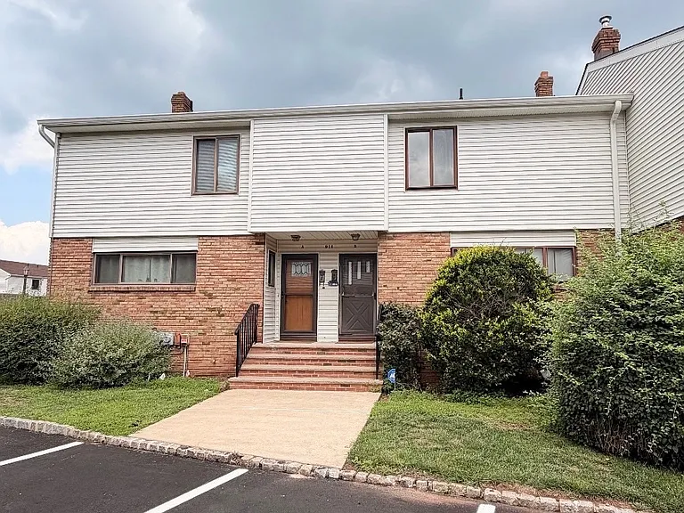 914 Merritt Dr #B — Photo 1