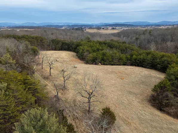 577 Hammond Ln, Staunton, VA 24401