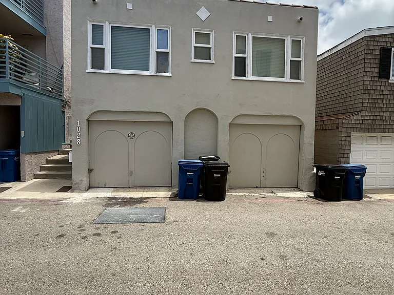 1028 Bayview Dr — Photo 3