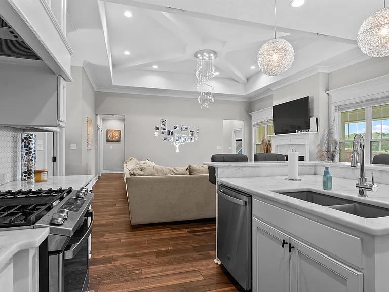 301 Rosedown Ln — Photo 7