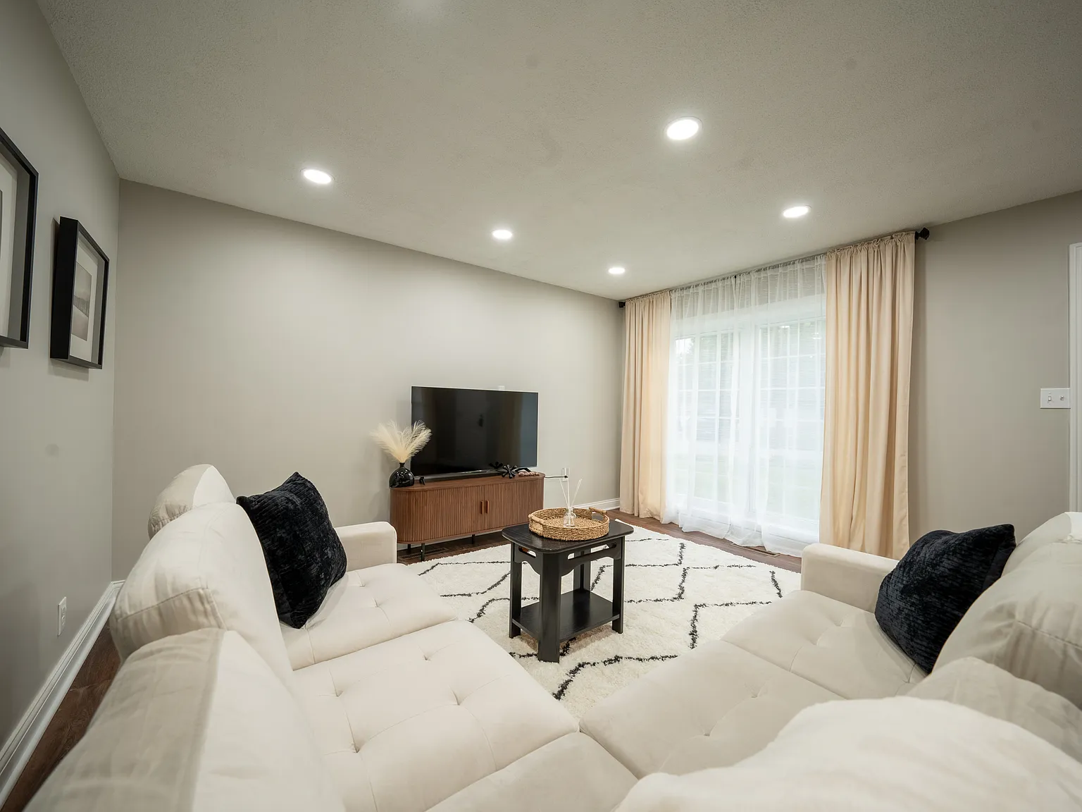 3 bed, 1060 sqft, $6,499 — Photo 3