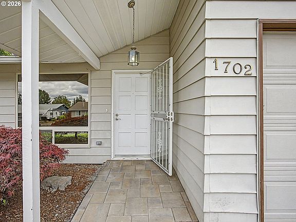 4th image of 1702 SW Mawrcrest Ave