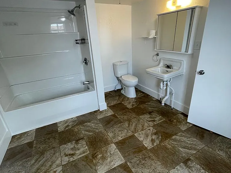 422 Columbus St — Photo 11