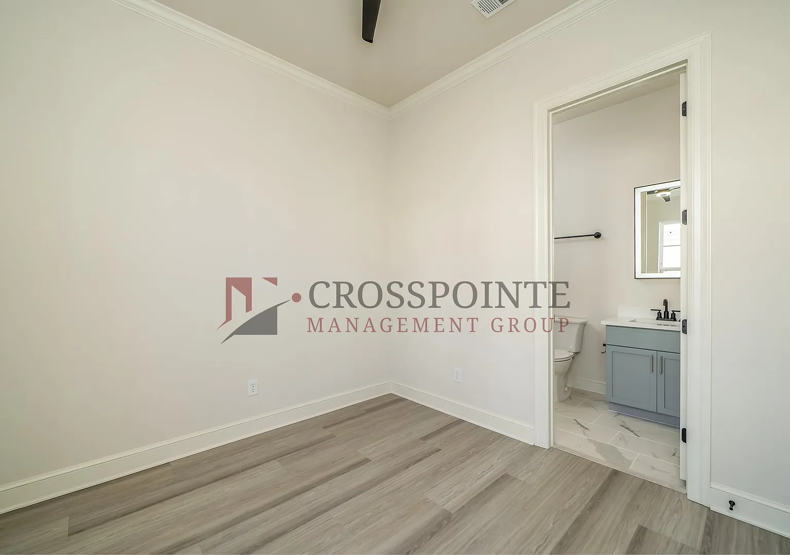 Luxury 3 bedroom, 3.5 Bath, 2 Car Garage Townhome- Fully Furnished! — Photo 4