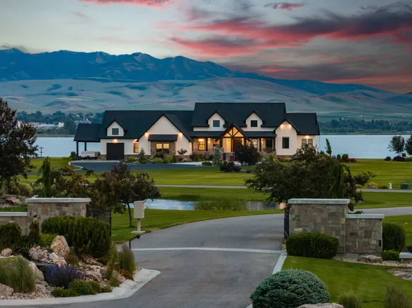 281 Lakeshore Dr, American Falls, ID 83211