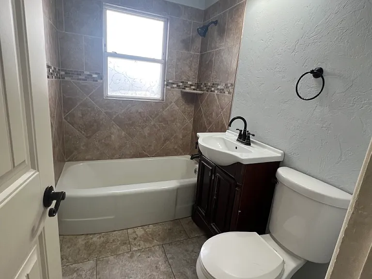 713 SW 49th St — Photo 24