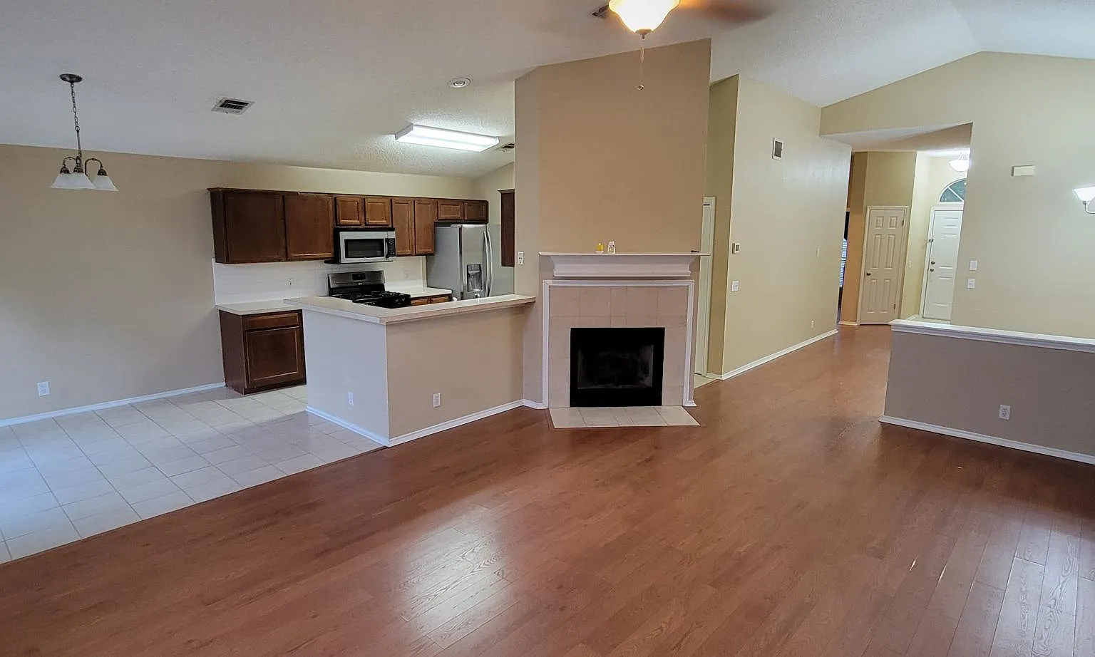 3 bed, 1672 sqft, $2,100 — Photo 4