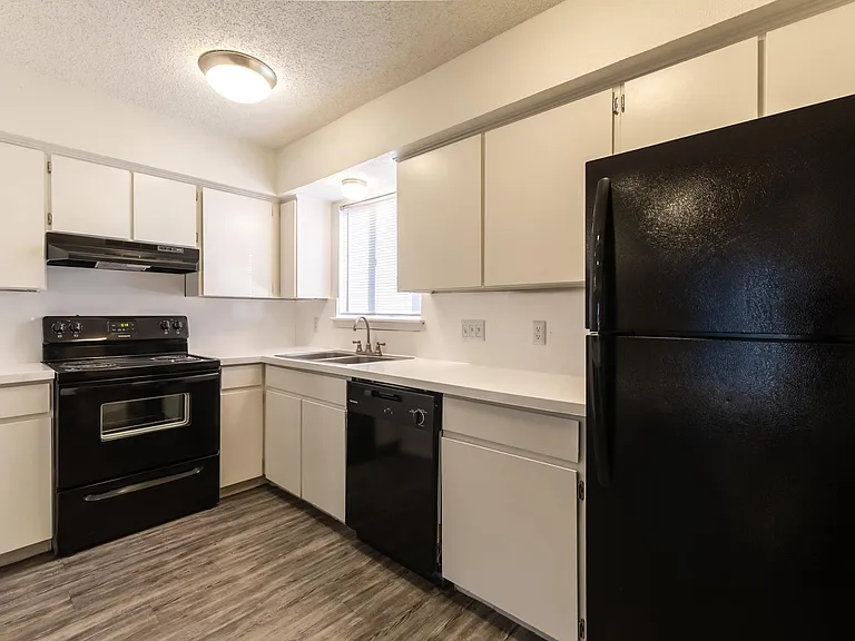 The Oaks Apartments — Photo 13