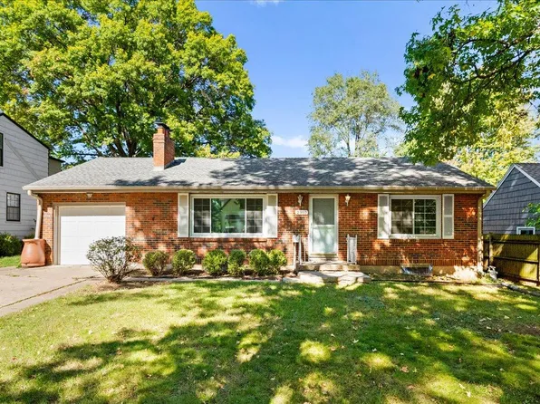 2910 W 47th Ter, Westwood, KS 66205