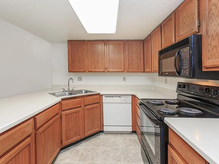 Catalina Crossing Apartments — Photo 6