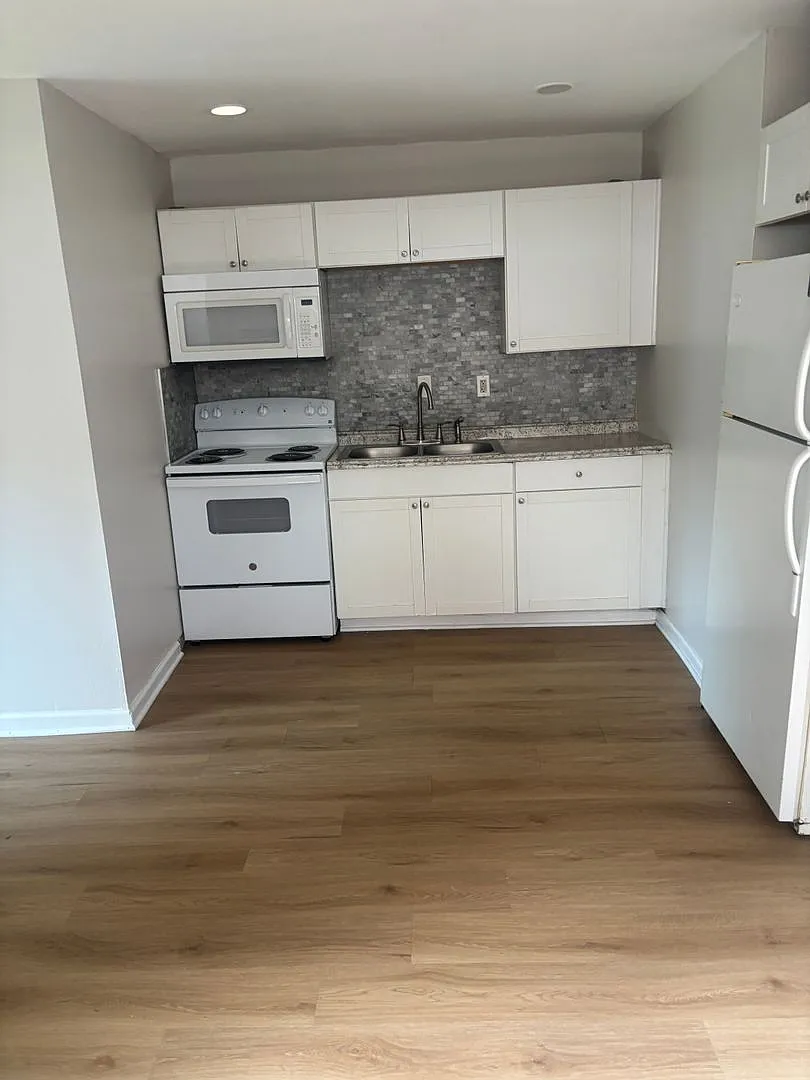 508 Clinton Springs — Photo 3