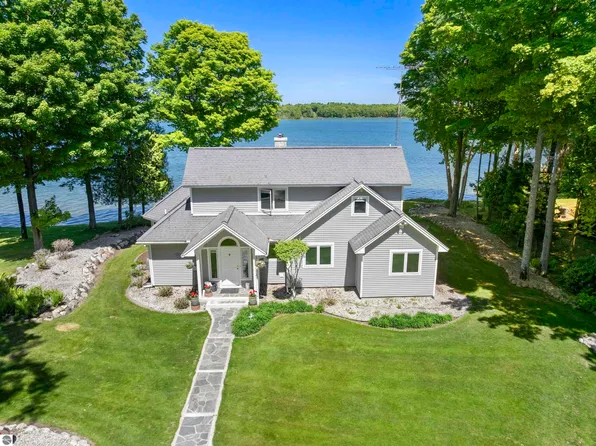 3154 Bancroft Rd, Honor, MI 49640