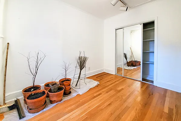 Rented by Warburg | media 7