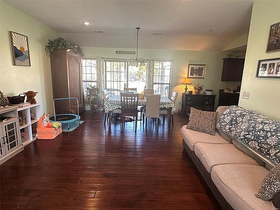 5th image of 210 Oak Creek Dr