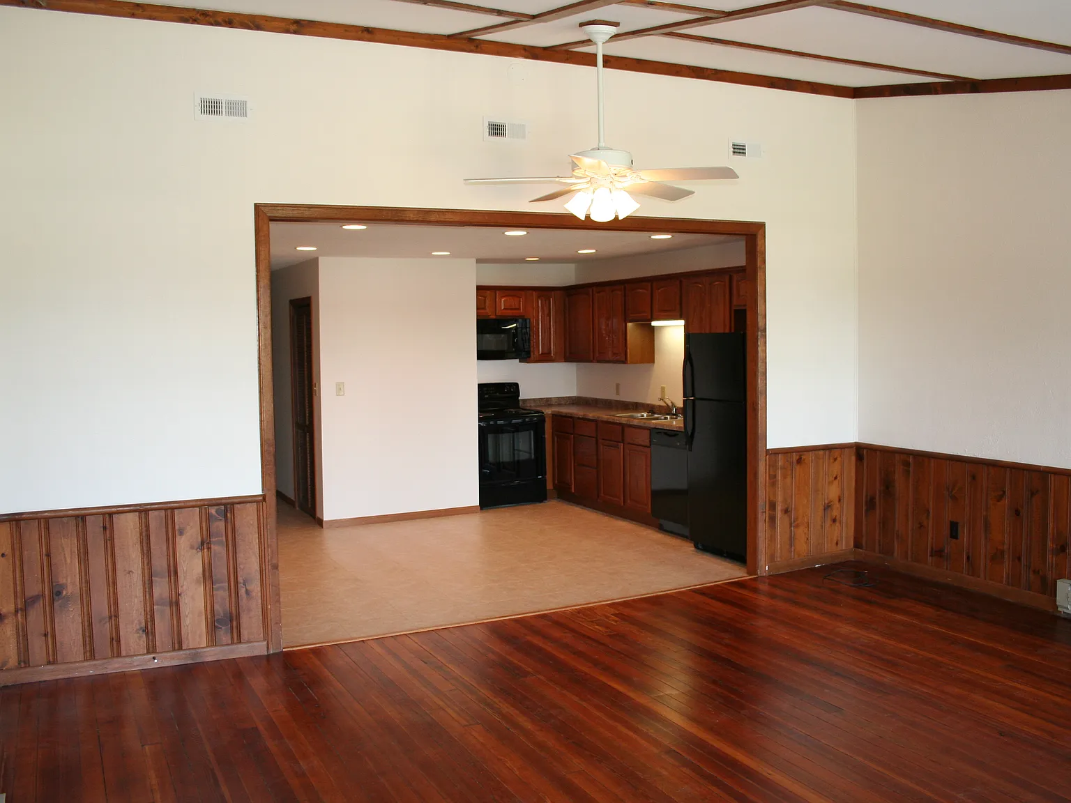 3 bed, $1,200 — Photo 2