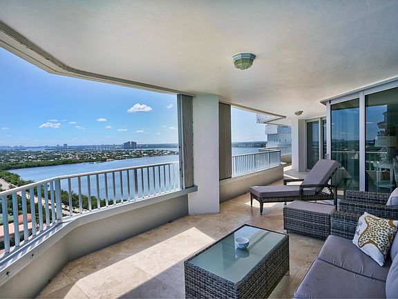 Home For Sale In Corniche