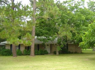 221 Sleepy Hollow Dr, Lake Jackson, TX 77566