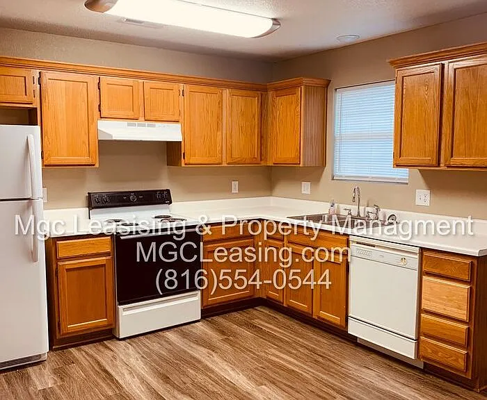 206 NW Parker Dr — Photo 1