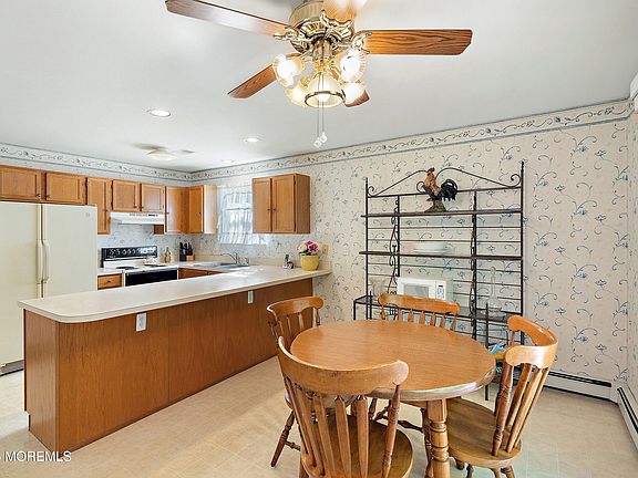 4th image of 401 Lily Court #1