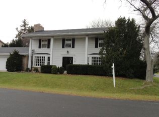 2 Shorewood Ct, Wind Point, WI 53402