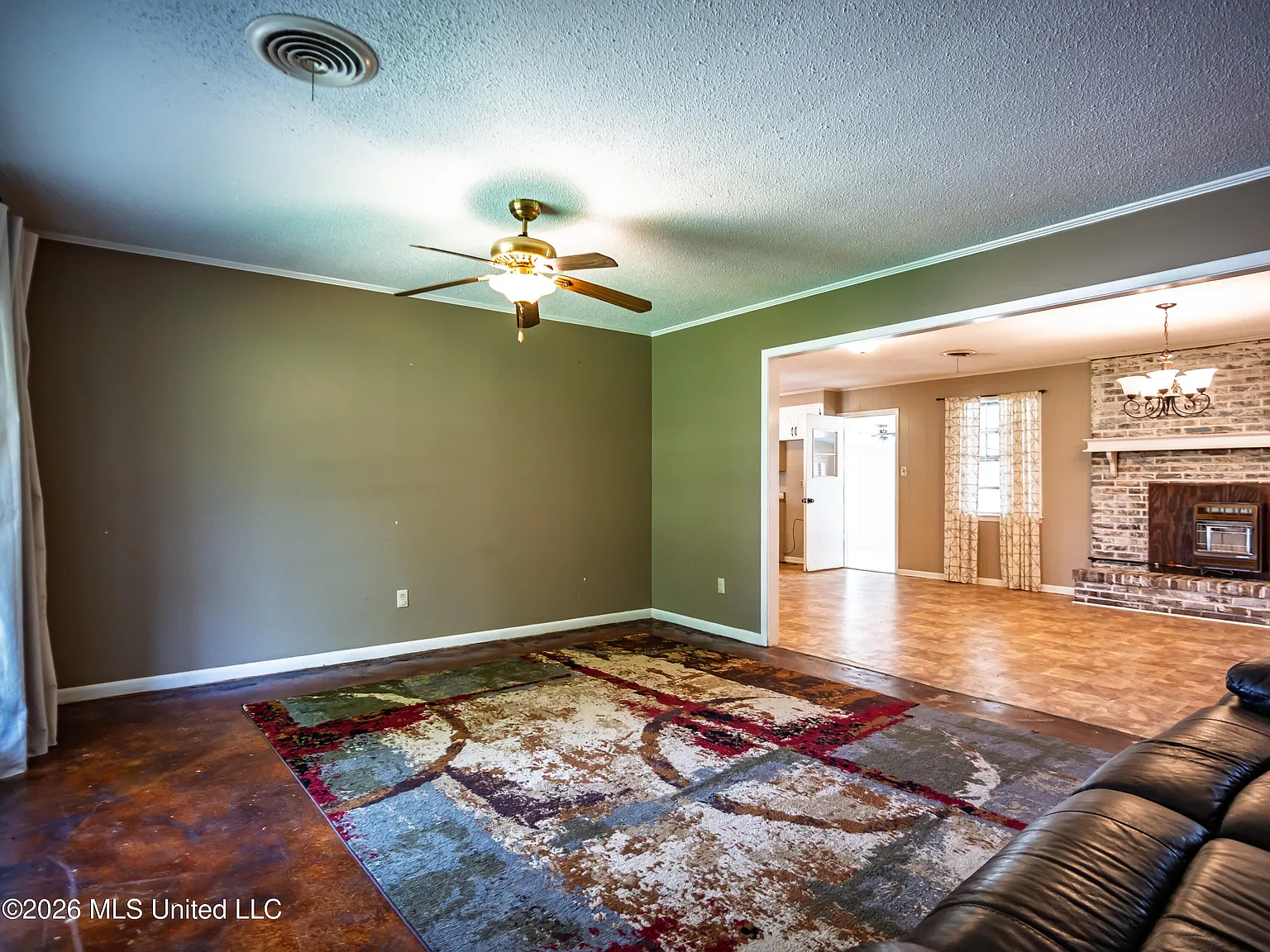 3 bed, 2.0 bath, 2201 sqft, $1,700 — Photo 2
