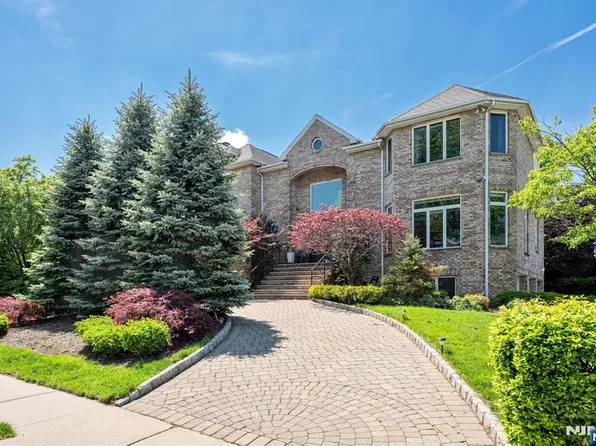 1115 Arcadian Way, Fort Lee, NJ 07024