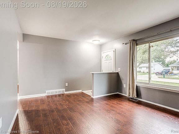 4th image of 2448 Oakcrest Rd