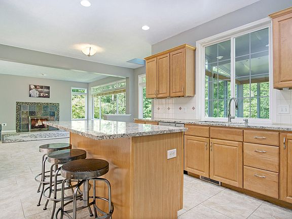 3rd image of 6667 Lakeshore Dr