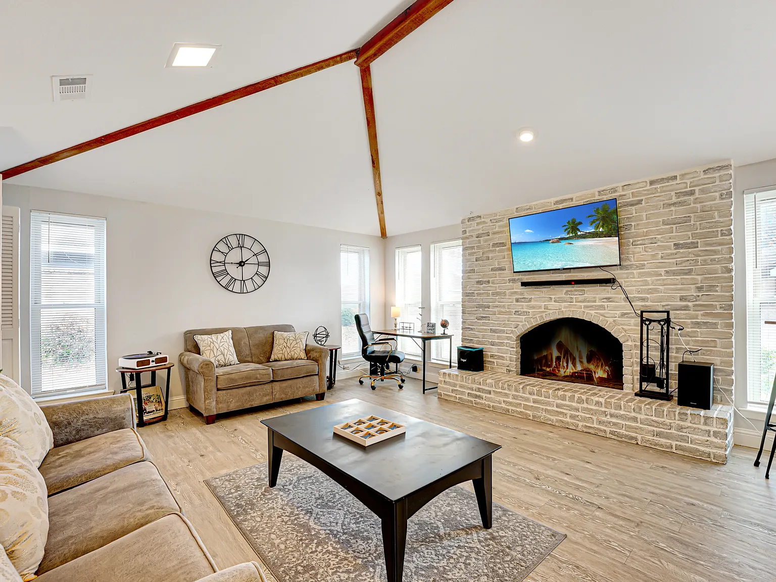 4 bed, 2192 sqft, $7,495 — Photo 3