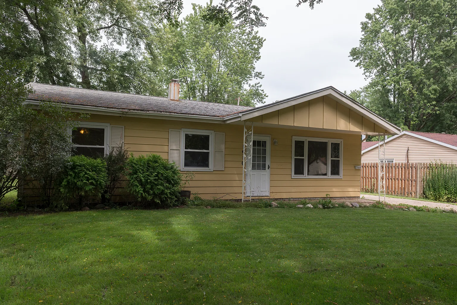 1910 E Country Squire Dr photo 1