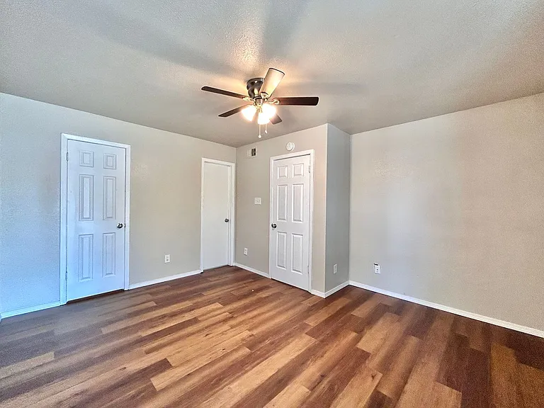 7111 E Highway 290 #D — Photo 14
