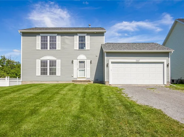 1547 Meadowbrook Ln, Farmington, NY 14425