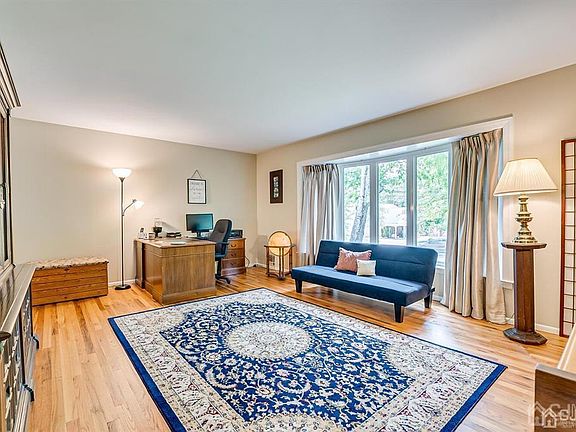 5th image of 24 Oak Ave