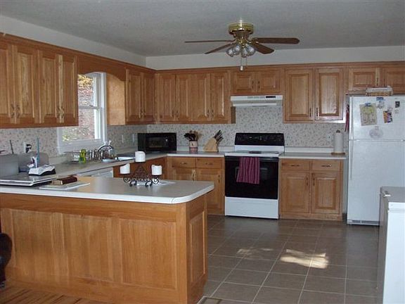 Large kit. custom cabinets, tile flrs.