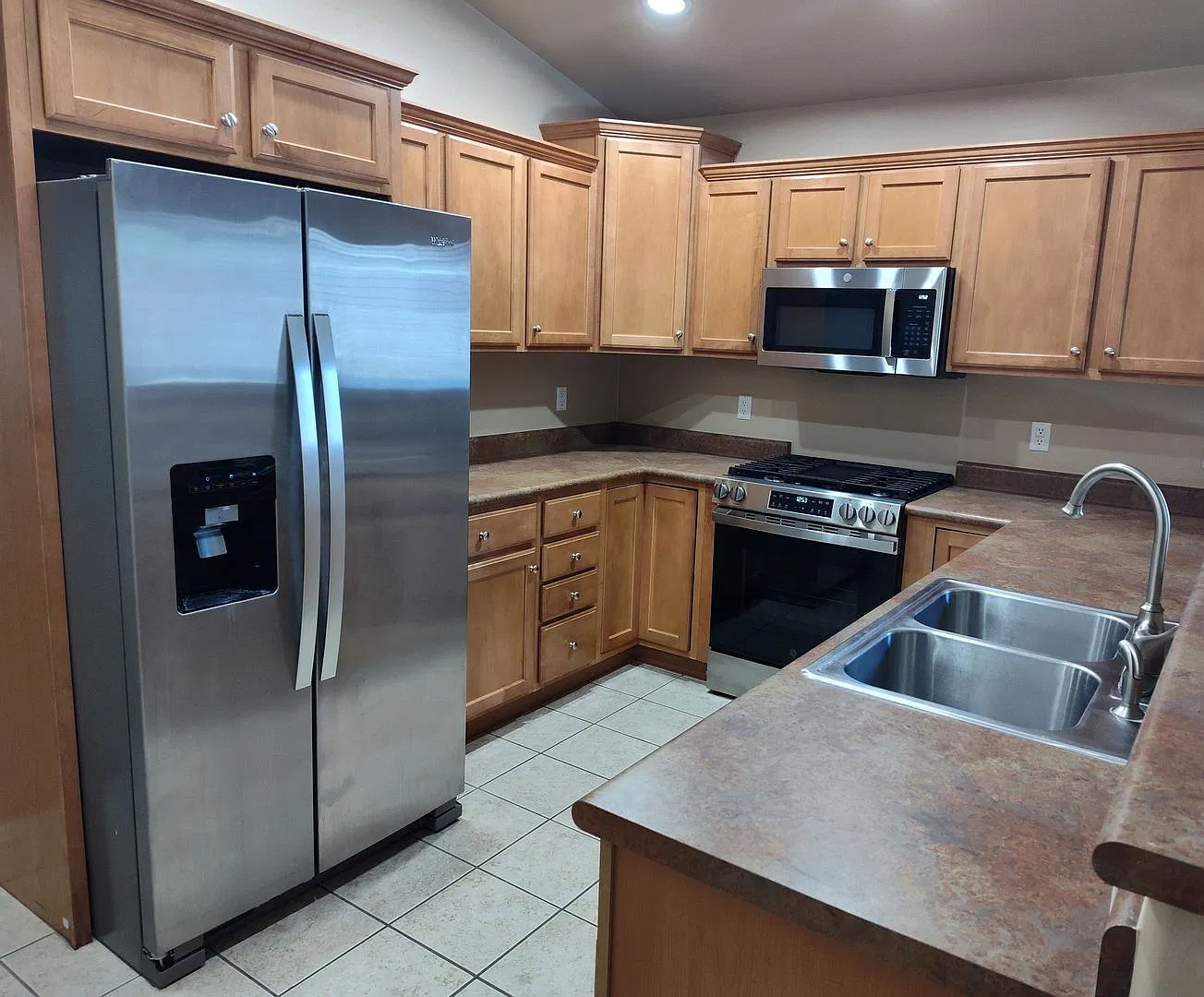 Spacious 4-Bedroom Home with 2-Car Garage & Large Enclosed Backyard in Desert Willow Estates! — Photo 3