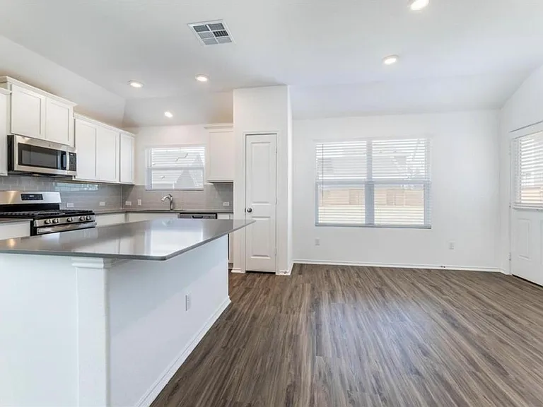 381 Jack Ryan St — Photo 4