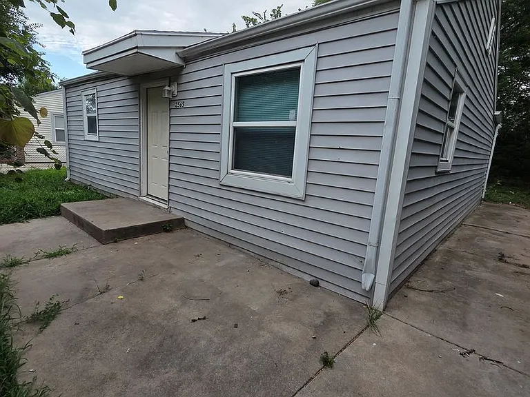 2565 N Kansas St — Photo 11