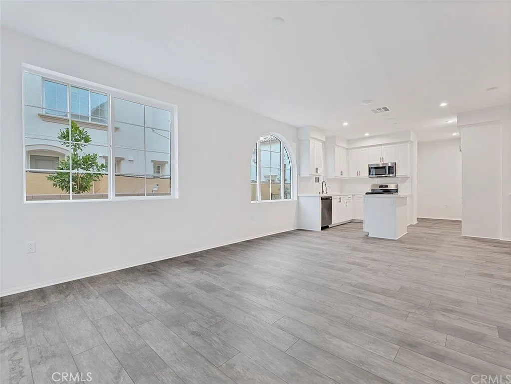3 bed, 2.5 bath, 1448 sqft, $3,300 — Photo 3