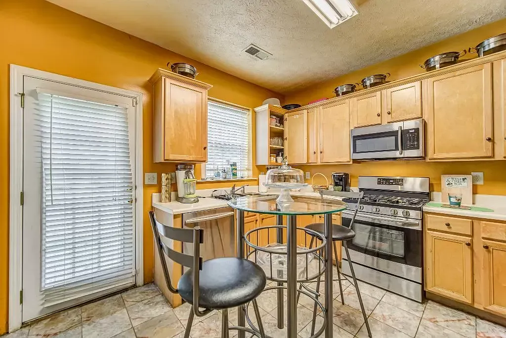 1 bed, 2088 sqft, $1,200 — Photo 4