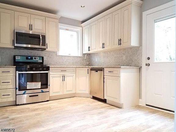 4th image of 19 Lexington Ave Unit 2