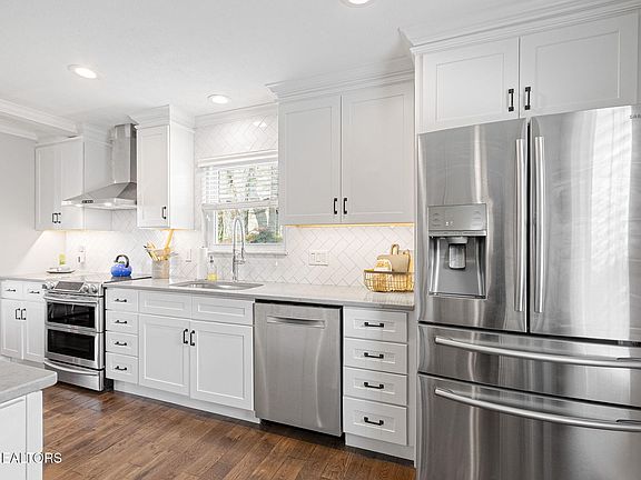 5th image of 903 Bathurst Rd