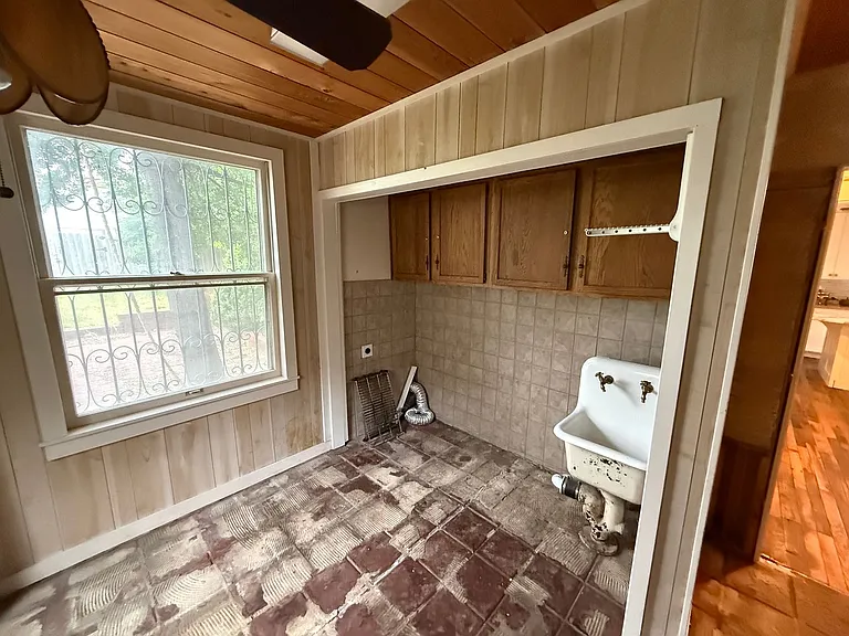 1414 S Carson Ave — Photo 11