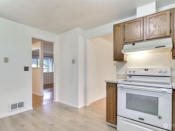 4th image of 16208 Winchester Drive E