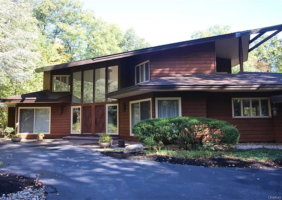 1st image of 8 Rollingwood Dr
